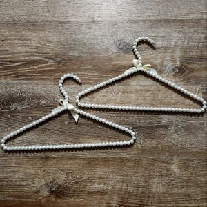 2 pearl bead hangers with bows